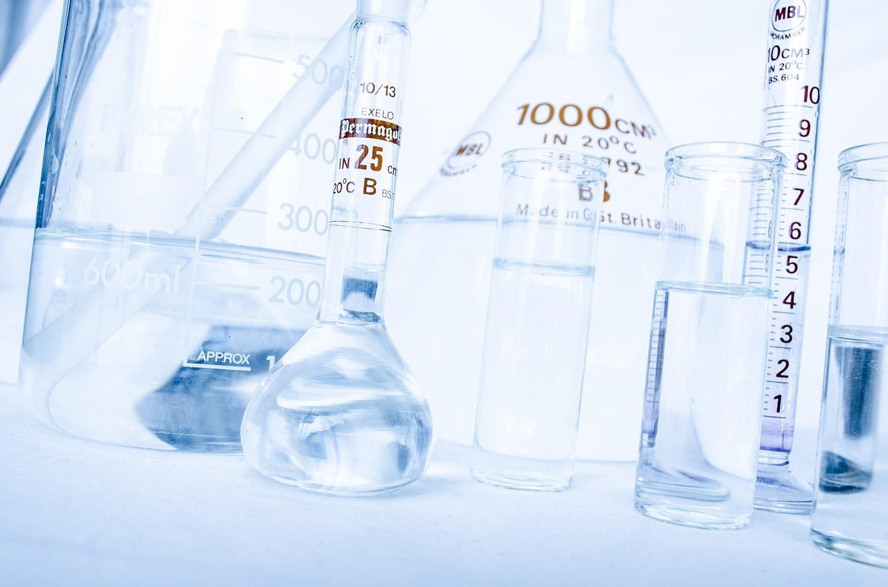 Jak wybrać sprzęt i niezawodne narzędzia dla laboratorium?